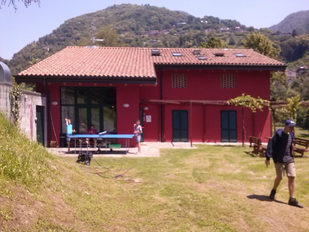 Ostello Casa Rossa Laveno-Mombello Exterior foto